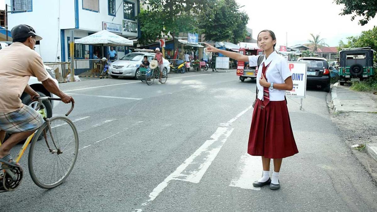 Niña de camino a la escuela