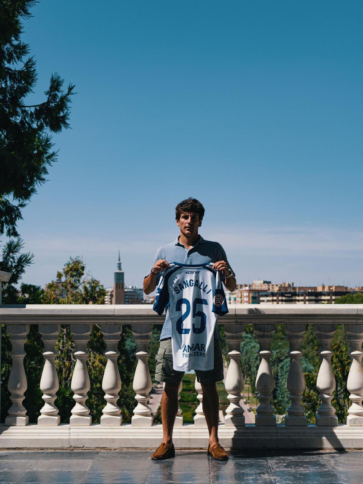 Marco Sangalli posa con la camiseta que lucirá en el Real Zaragoza con el número 25.