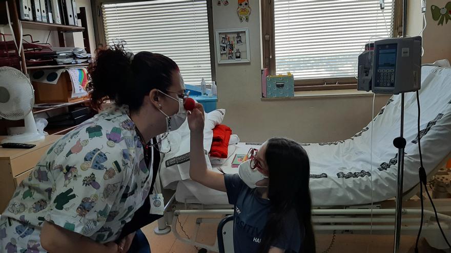 El cariño que llega a través de misivas personalizadas para los menores ingresados en el Hospital General de Elche