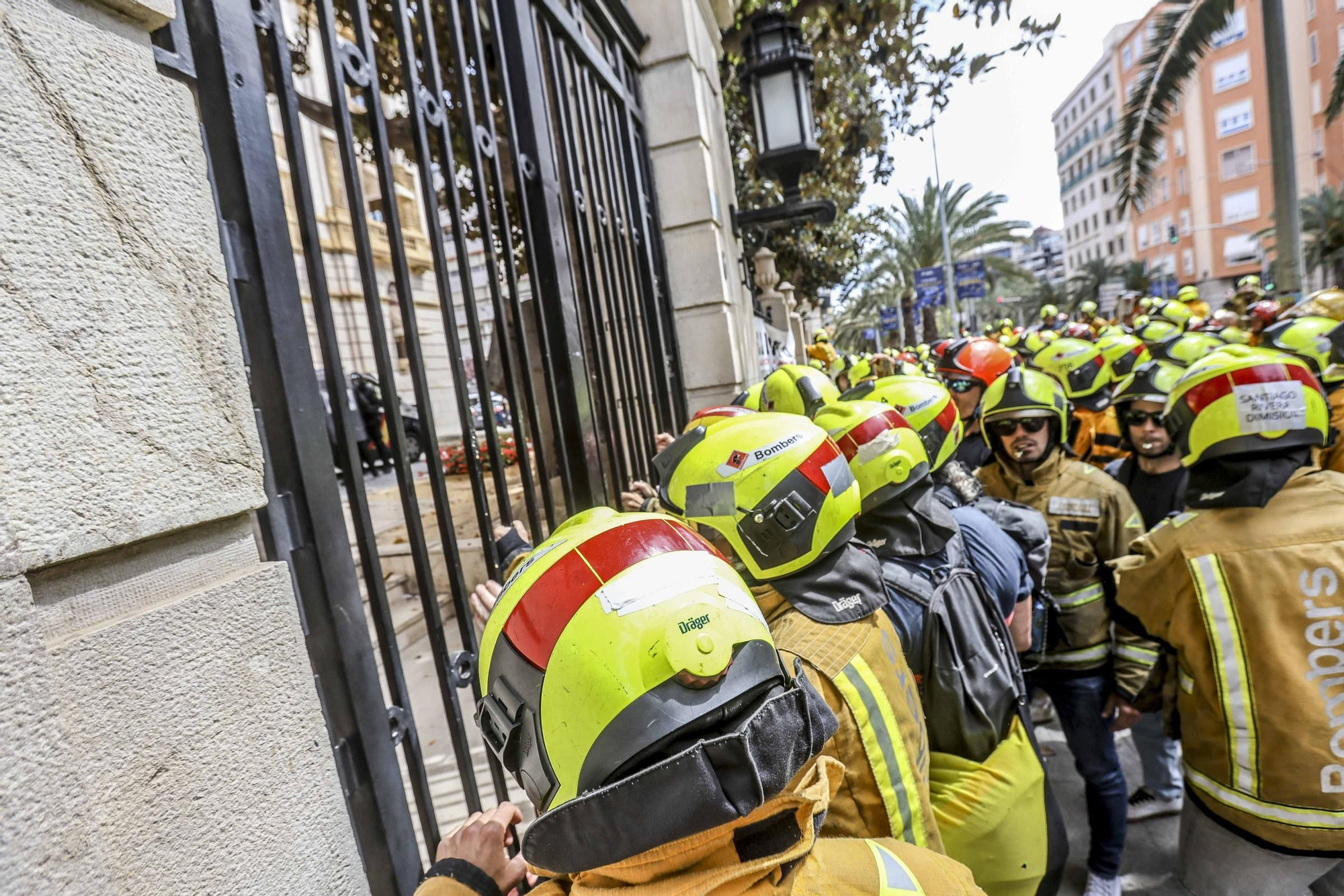 Protesta de los bomberos frente a la Diputación de Alicante