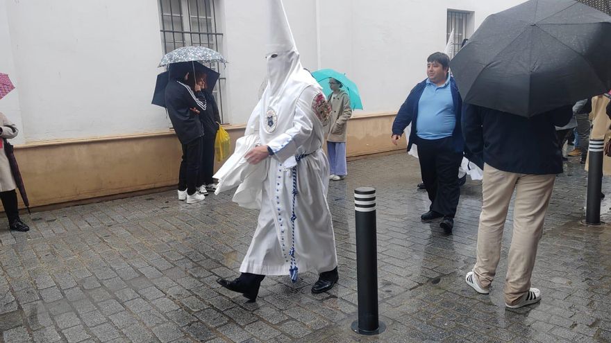 La lluvia no perdona ni la salida de la Resurrección