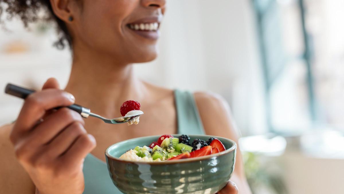 Recomendaciones de hábitos alimentarios saludables: qué comer y beber para tener una salud de hierro