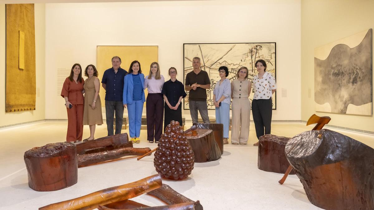Los ocho comisarios junto a Marta Alonso y Blanca de la Torre.
