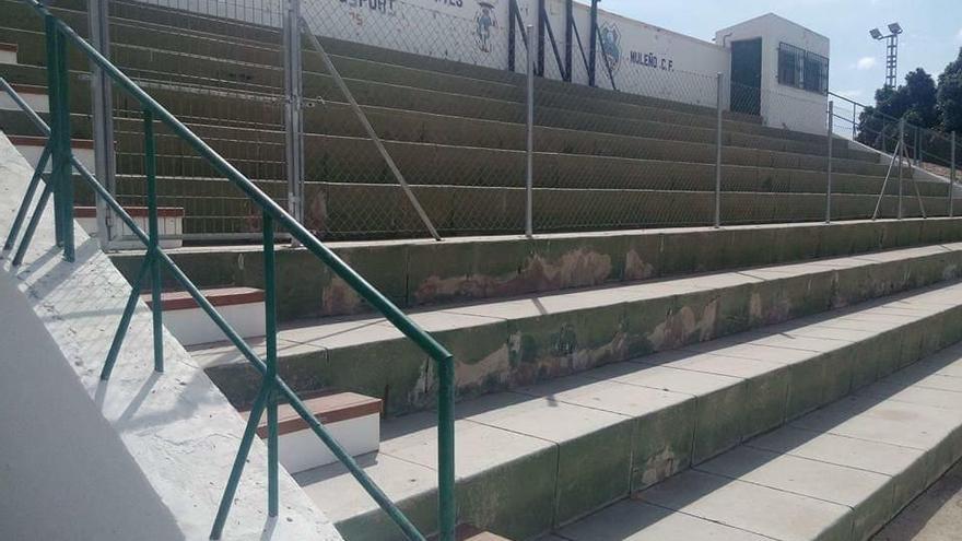 Una parte de la grada del estadio Camino del Curtís está vallada.