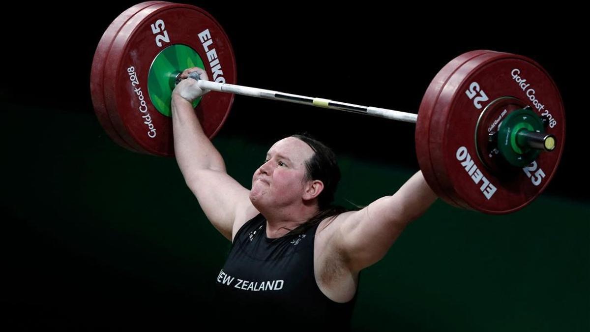 (FILES) This file photo taken on April 9  2018 shows New Zealand s Laurel Hubbard competing during the women s  90kg weightlifting final at the 2018 Gold Coast Commonwealth Games in Gold Coast  - It was reported on May 6  2021 that New Zealand weightlifter Laurel Hubbard was poised to become the first transgender athlete to compete at the Olympic Games in Tokyo under new qualification rules  (Photo by ADRIAN DENNIS   AFP)