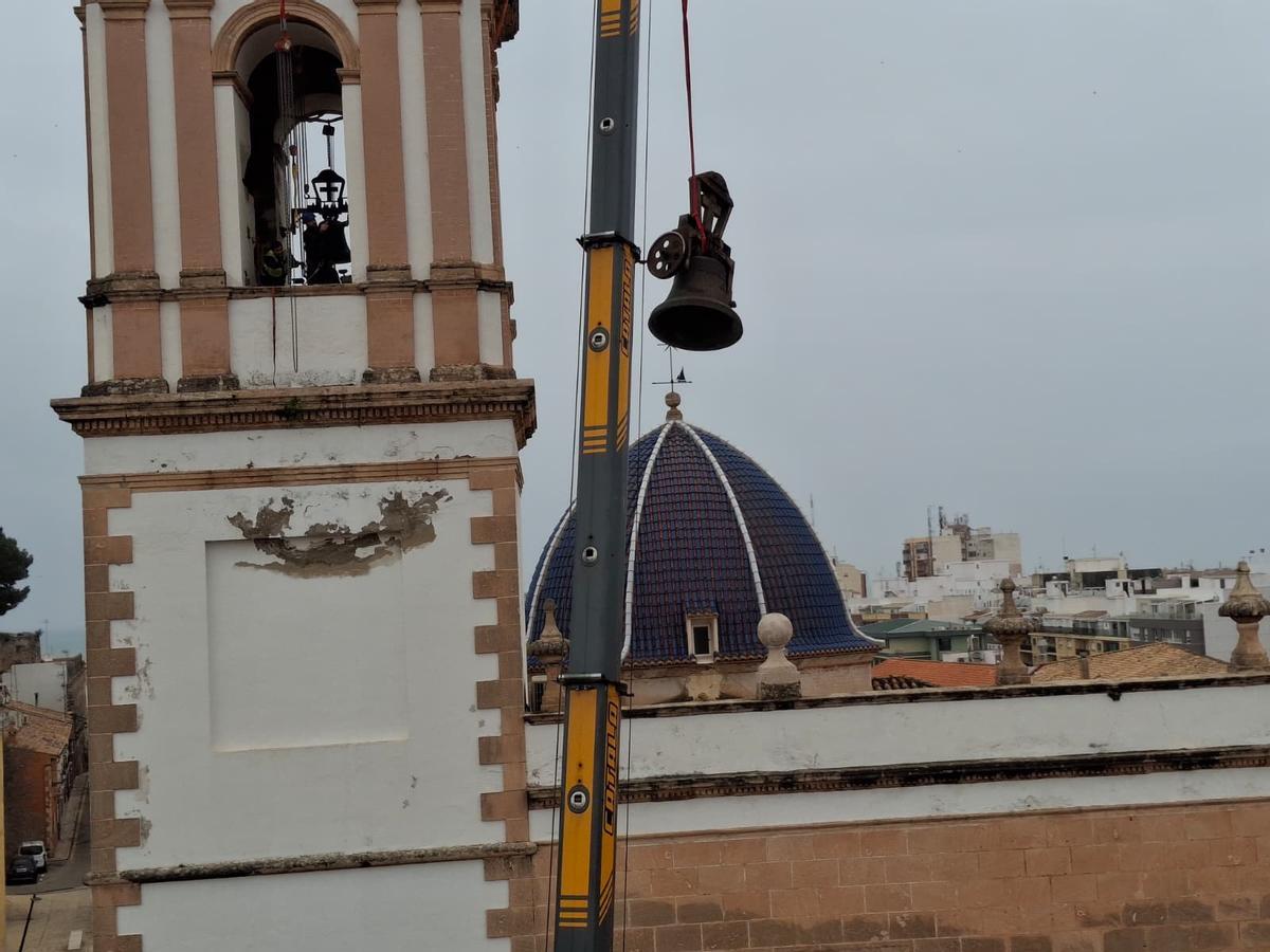 Las imágenes de un día histórico en Dénia: las campanas bajan del cielo