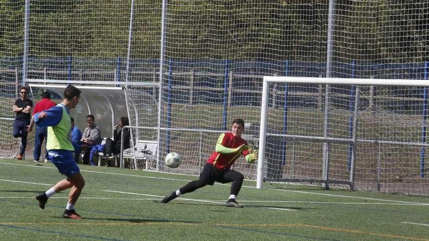 Lucas trata de parar un balón en el partidillo de ayer en La Toba.