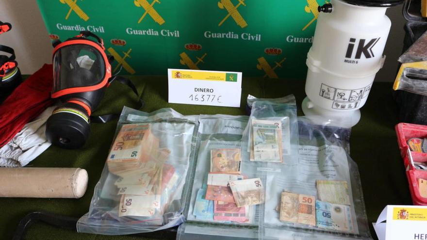 Material incautado por la Guardia Civil a los butroneros detenidos en Gijón