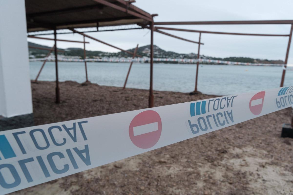 Precintan el bar Flotante de Talamanca por el peligro de su estructura tras el temporal