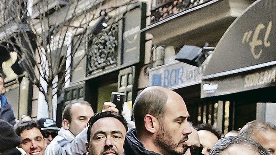 El concejal de Seguridad de Madrid se refugia en un bar de una protesta de policías