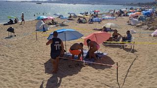 Sant Joan 2025 en Palma: Los ciudadanos reservan sus espacios en la arena de Can Pere Antoni para la 'revetla' de esta noche