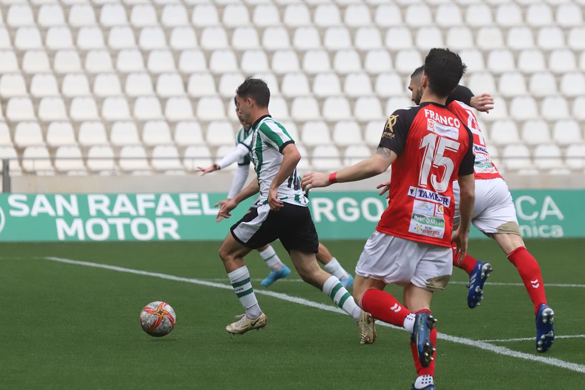 Las imágenes del derbi entre el Córdoba B y el Salerm Puente Genil