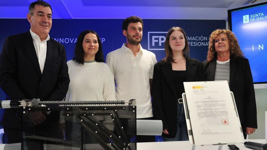 El conselleiro y los alumnos, ante su invento. | FdV