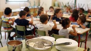 Alumnos de un colegio de Arenys de Munt (Maresme) toman el almuerzo en el comedor escolar, el pasado septiembre.