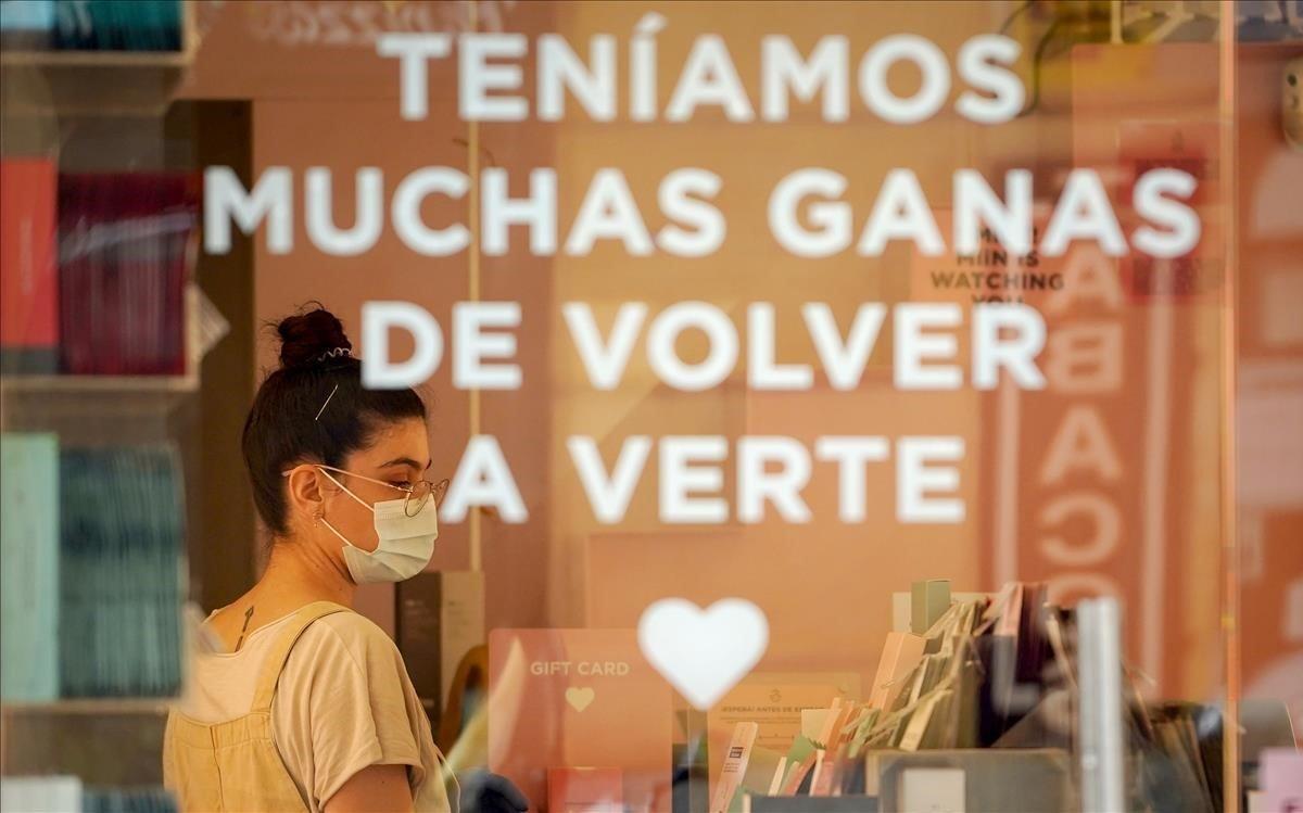 En la apertura de algunos comercios en la fase 0, el 18 de mayo, este cartel de una tienda madrileña ilustra lo que sentían muchas personas: ’Teníamos muchas ganas de volver a verte. Y de abrazarnos, de besarnos’.