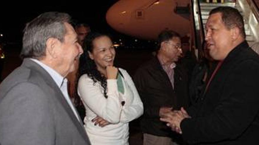 Hugo Chávez llega a Cuba para ser operado y promete volver &quot;con más vida&quot;