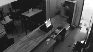 El momento del robo capturado por las cámaras de seguridad.