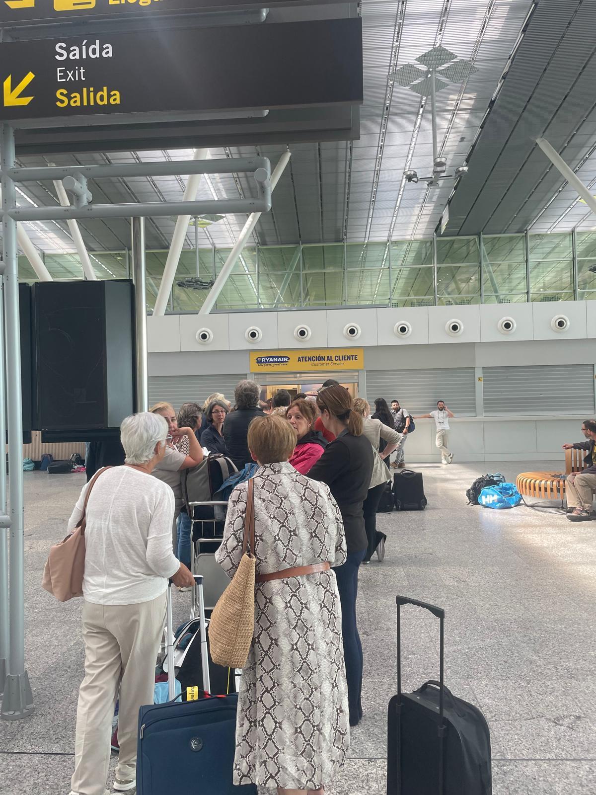 La cola en el aeropuero de Santiago para reclamar.