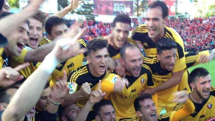 Los jugadores celebran el ascenso