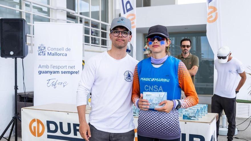 Las regatistas de Ibiza Paula Pina y María Torres llevan al CNSA a lo más alto en la Semana de la Vela de Cala Gamba