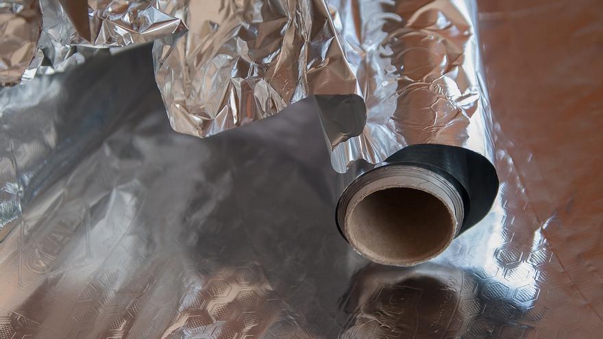 Cortar una esquina del papel de aluminio: la solución que cada vez hace más gente para limpiar en la cocina