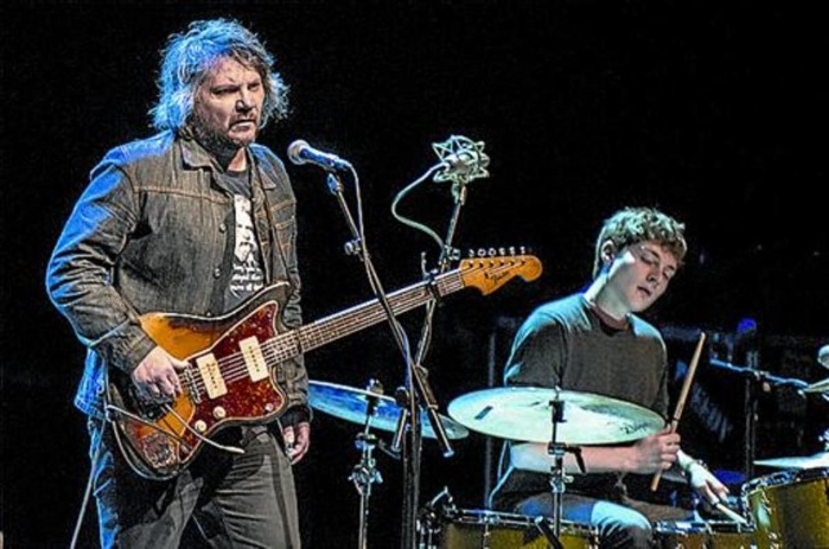 Jeff Tweedy, amb el seu fill Spencer al darrere, dilluns a l’Auditori.