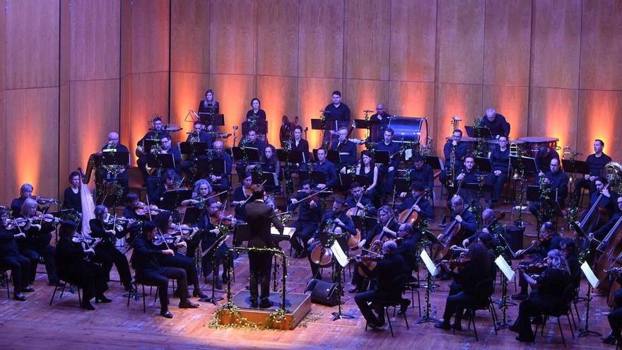 La Real Filharmonía de Galicia guía al teatro Afundación por un viaje sonoro entre el presente y el pasado