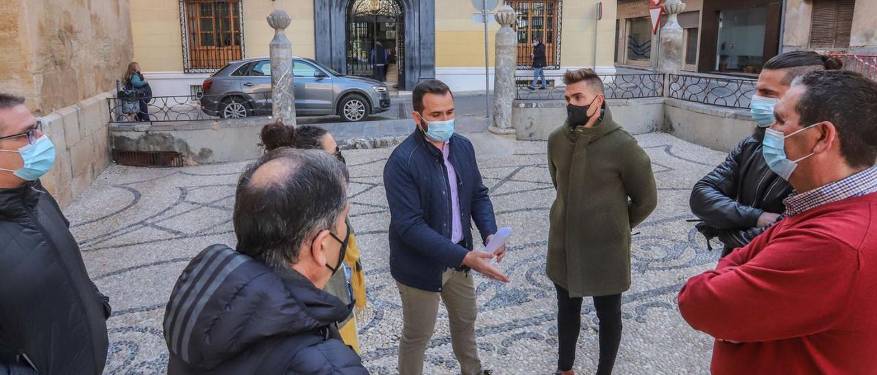 El alcalde y varios vecinos, ayer, frente al Ayuntamiento de Callosa de Segura. | TONY SEVILLA