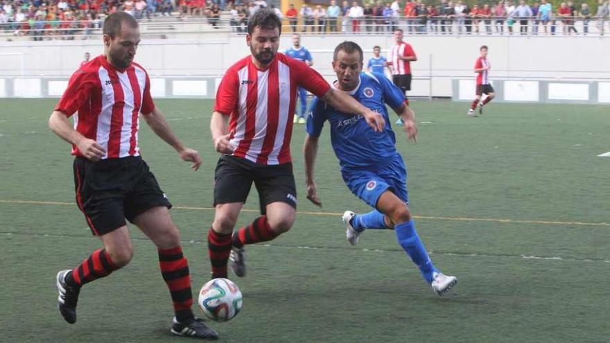 Roberto Almeida presiona a dos rivales en el primer partido liguero de la UD Ourense. // Jesús Regal