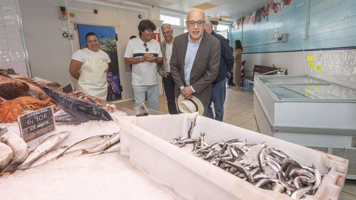 El presidente del Cabildo de Gran Canaria, Antonio Morales, en la cofradía de Agaete.
