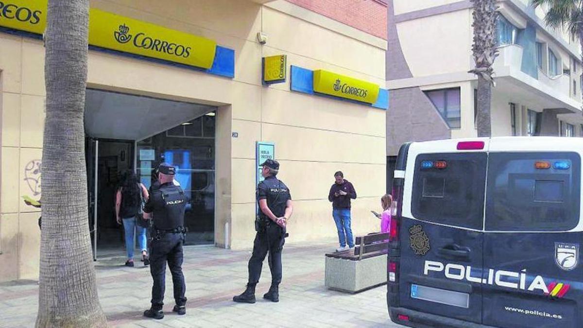 Una patrulla policial custodia una oficina de Correos en Melilla para evitar el robo de votos en mayo de 2023.