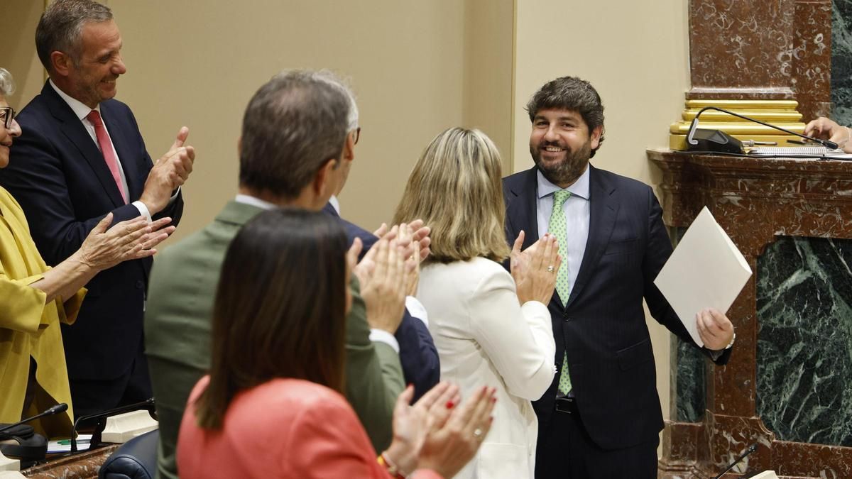 Ovación del los miembros del Gobierno regional y del PP a Fernando López Miras tras finalizar su discurso.