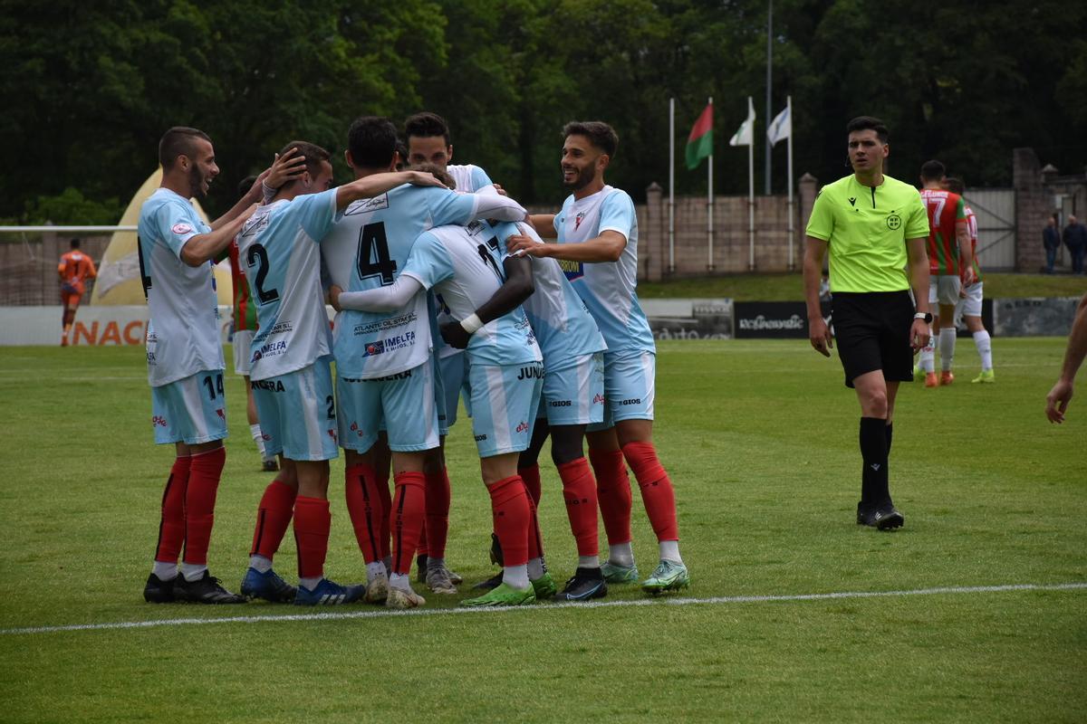 Los vilagarcianos haciendo piña tras el gol de Sylla.