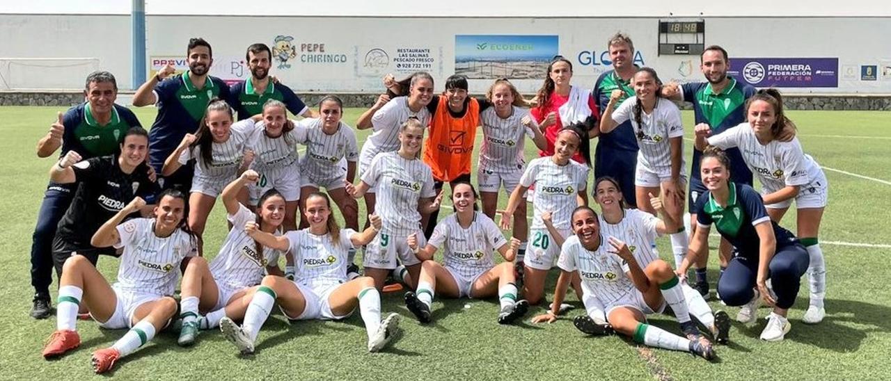 La plantilla y cuerpo técnico del Córdoba Femenino celebran su primera victoria del curso.