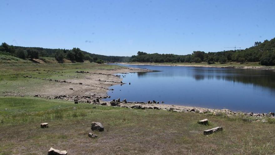 Embalse presa de Cachamuiña en Ourense del río Lonia en julio // Iñaki Osorio