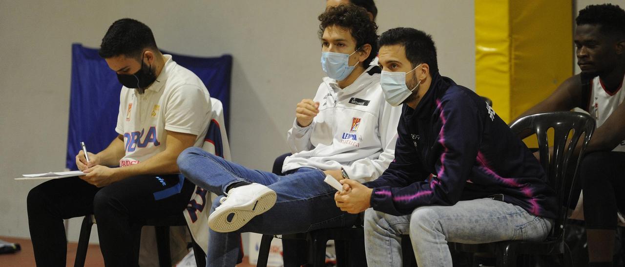 Denís Pombar (centro) durante un partido del Obradoiro Silleda