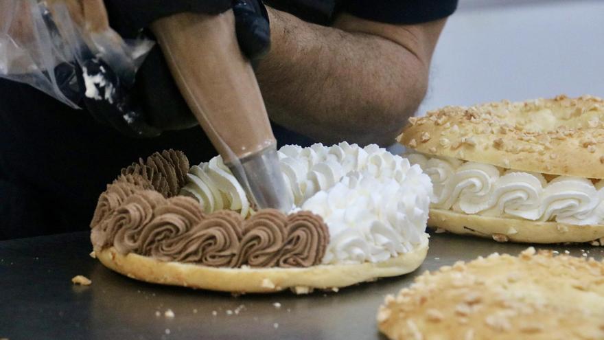 Preparació d'un tortell de Reis de nata i trufa.