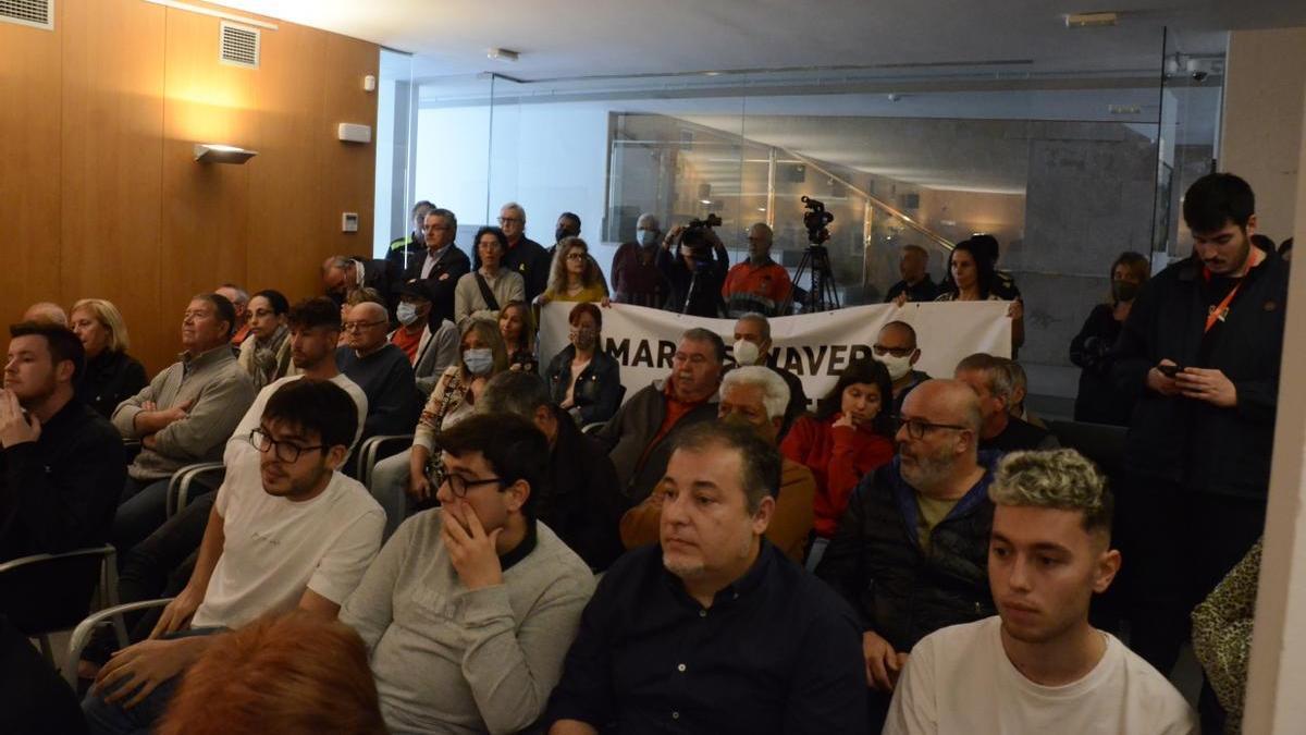 La sala plena amb la pancarta a Maria Sayavera