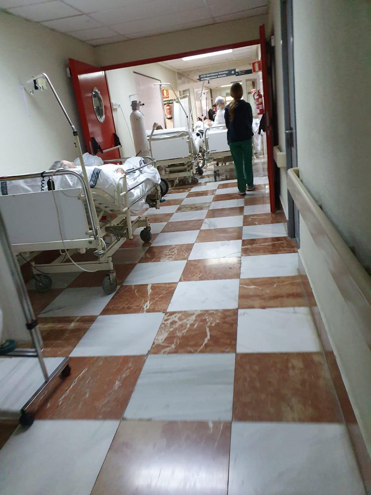 Camas en los pasillos de Urgencias del Hospital General de Alicante.