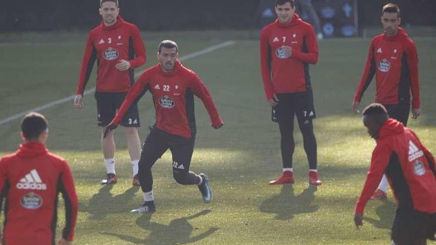 Maxi Gómez, ayer, junto a Brais, Cabral y Fontás. // R. Grobas