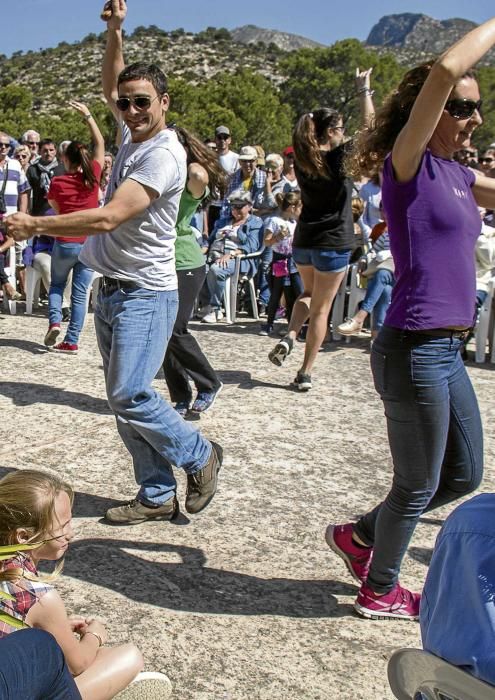 Traditionell zieht es die Mallorquiner am Ostermontag zu kleinen Kapellen, um die Auferstehung Jesu zu feiern. Diese Wanderungen werden pancaritats genannt. Ein Hingucker sind große paellas, die in riesigen Pfannen zubereitet werden.