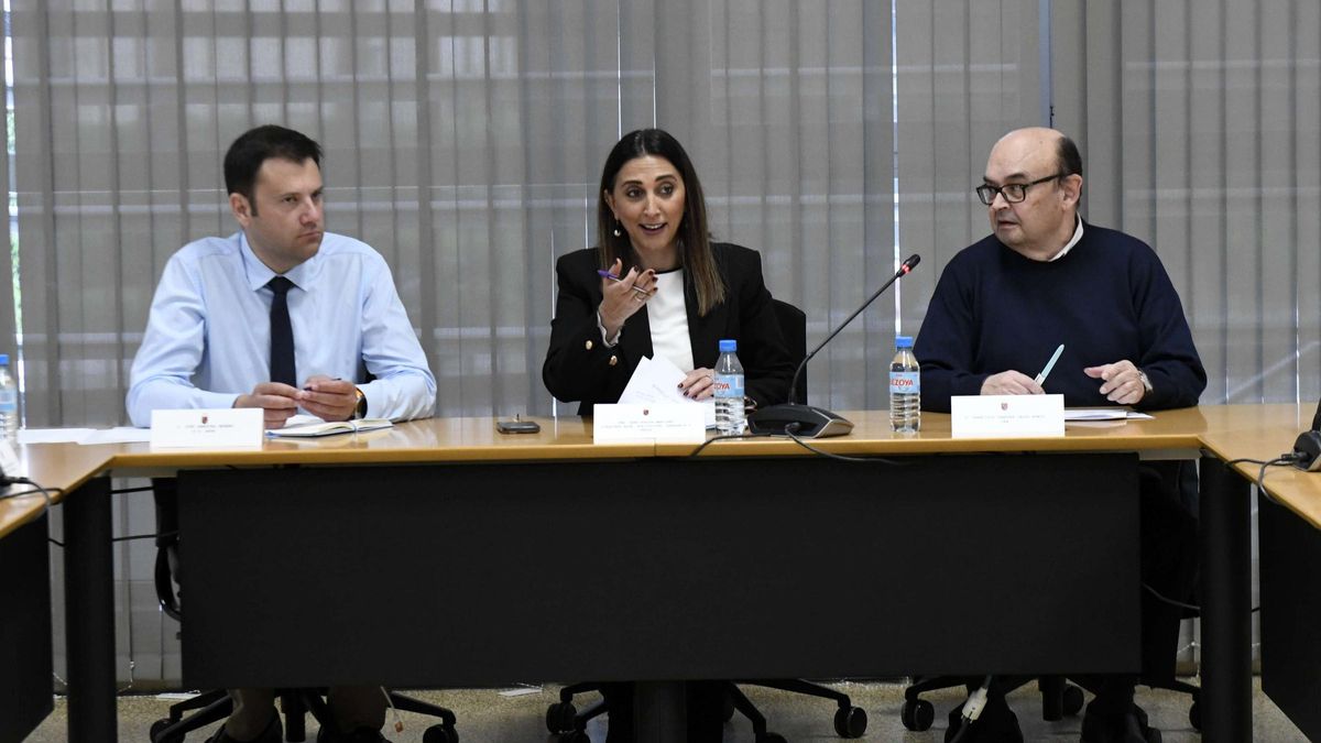 La consejera de Agricultura, Sara Rubira, junto al director general del Agua, José Sandoval, (Dcha.) y Francisco Cabezas, director del Instituto Euromediterráneo del Agua.