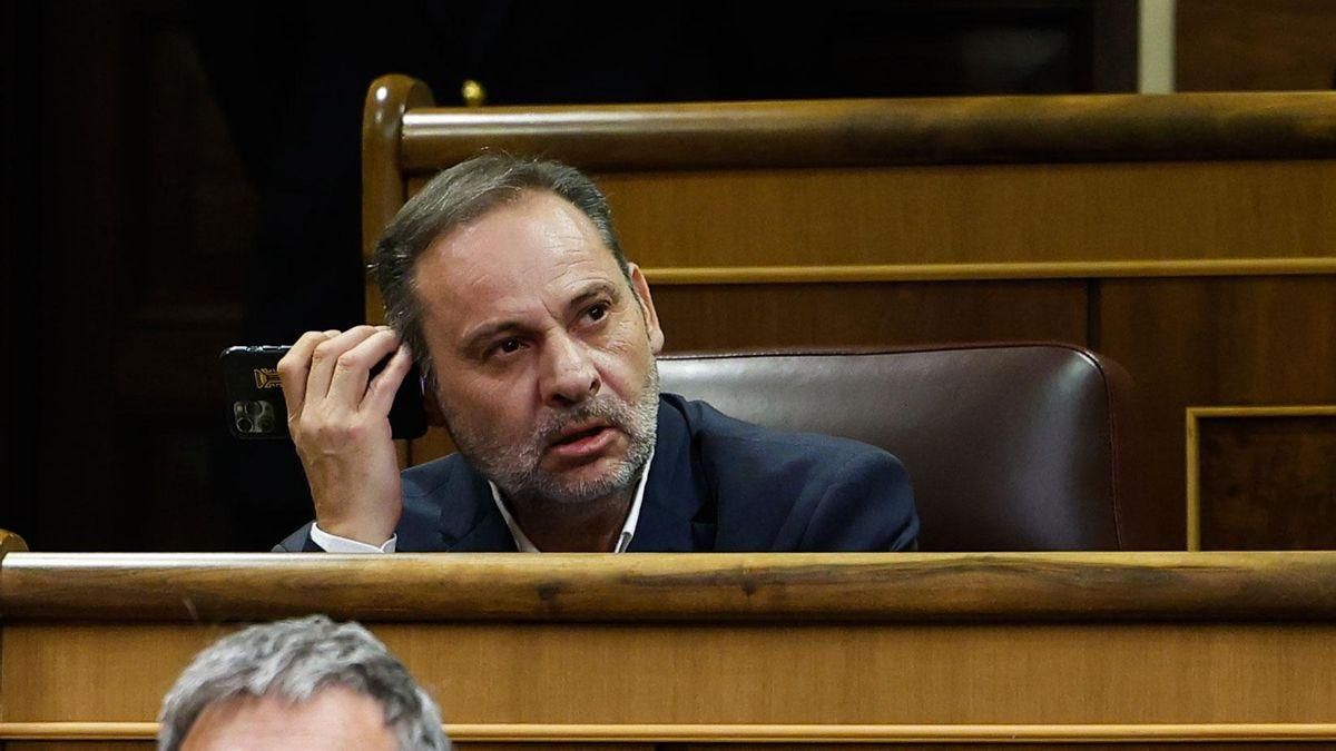 El ayuntamiento usa frases de Ábalos en una campaña contra la explotación sexual: "Esta se enrolla que te cagas"