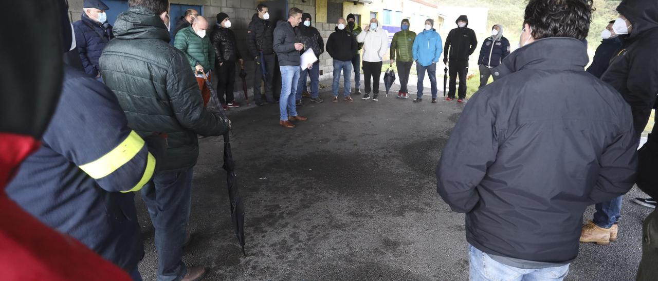 Una pasada asamblea de trabajadores de Alu Ibérica de Avilés.