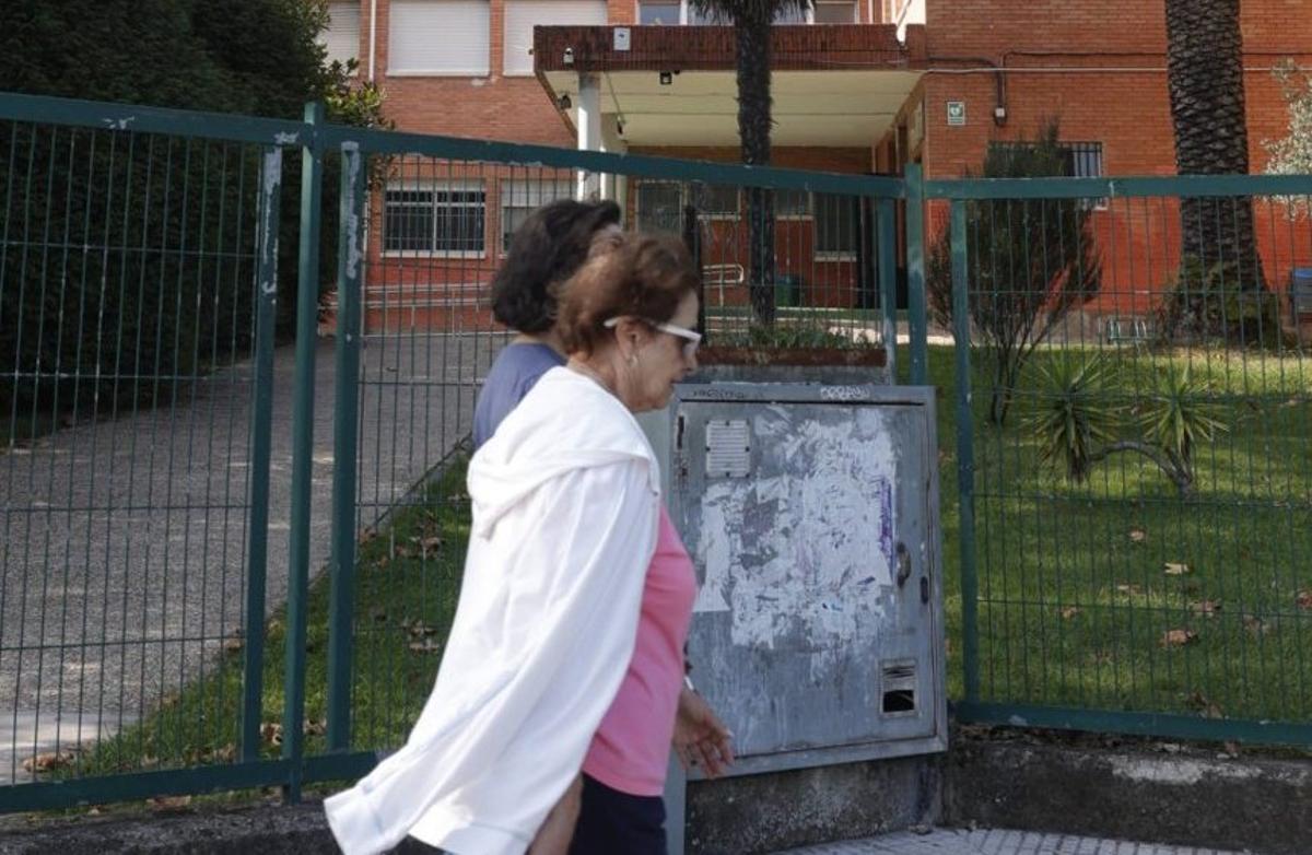 Dos mujeres pasean ante el instituto de La Magdalena. | M. LÓPEZ