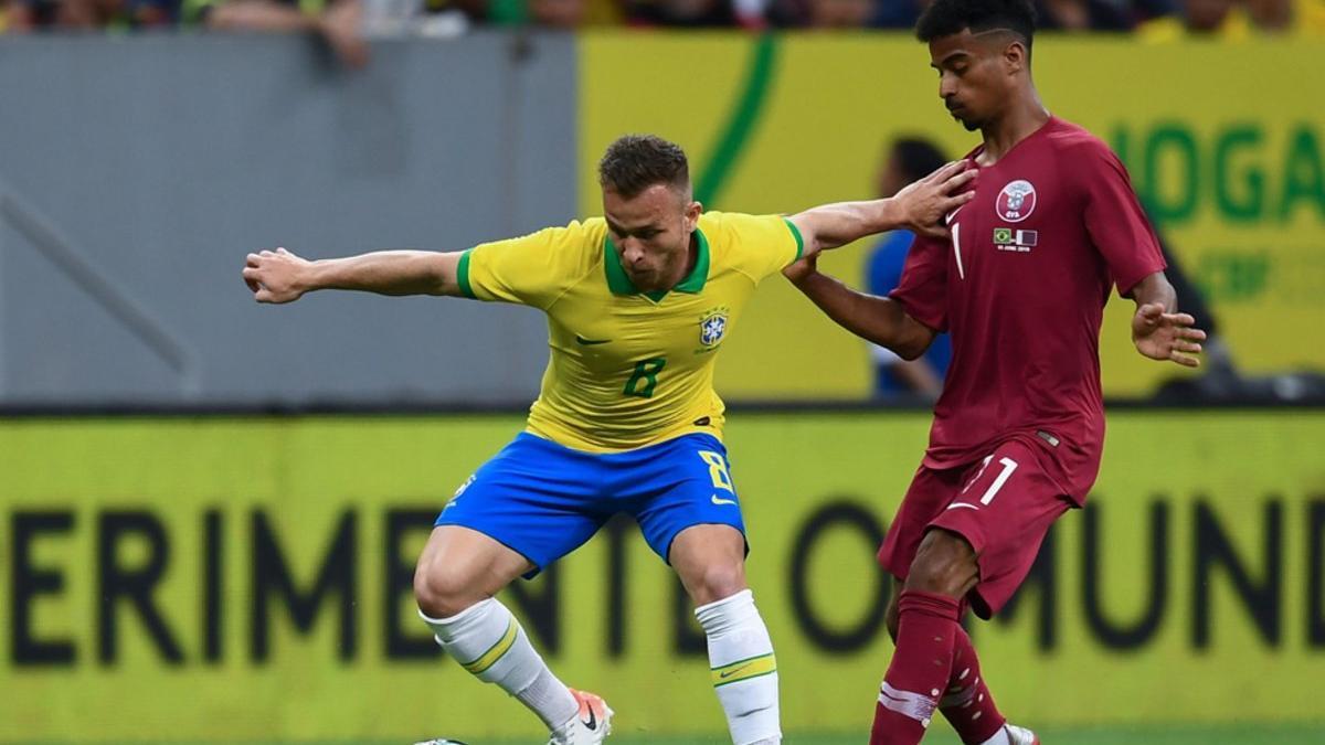 Arthur (izquierda) y Akram Afif durante el amistoso Brasil-Catar