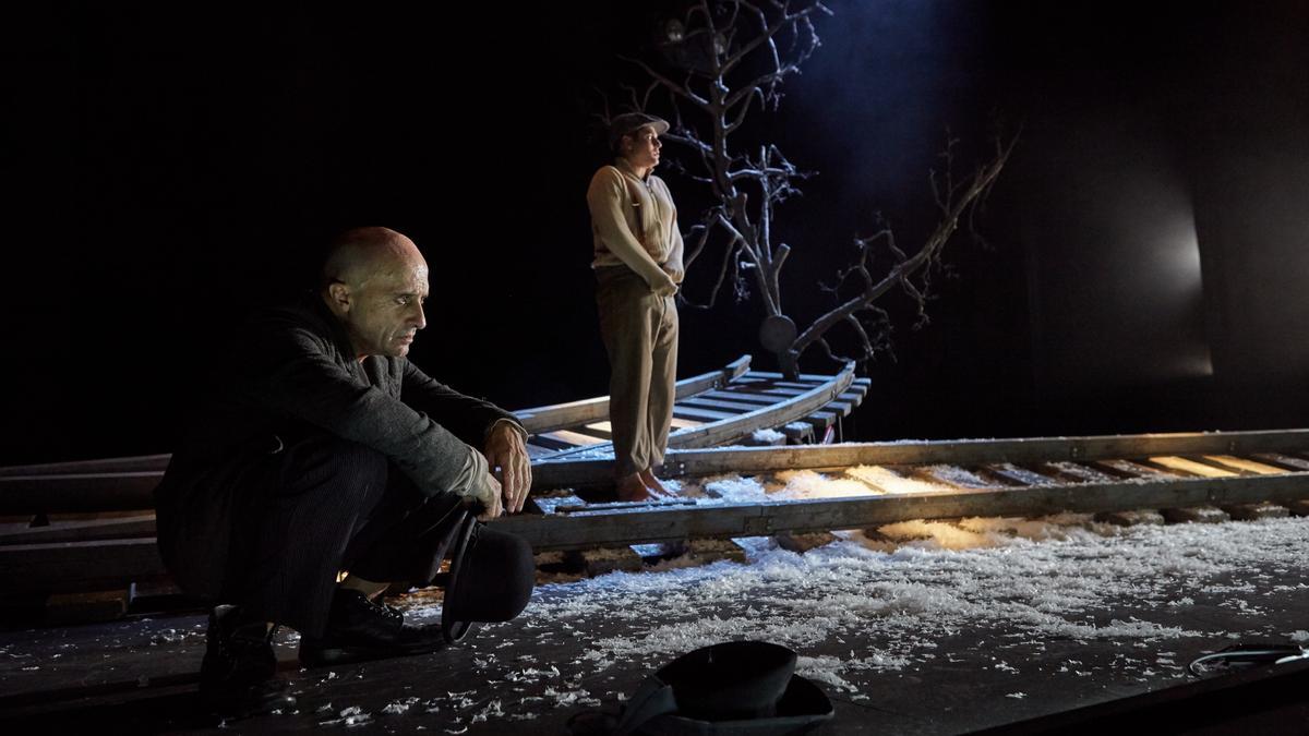 Pepe Viyuela, en primer término, durante una escena de la obra de Beckett.