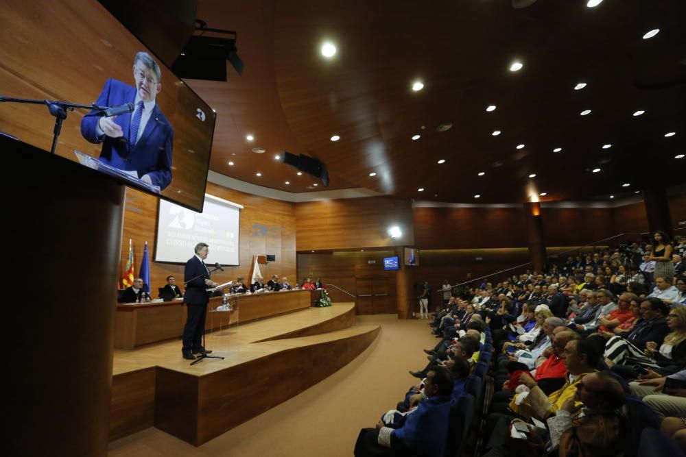 Ximo Puig se compromete a seguir trabajando en la rebaja de las tasas universitarias a la vez que exige más financiación estatal