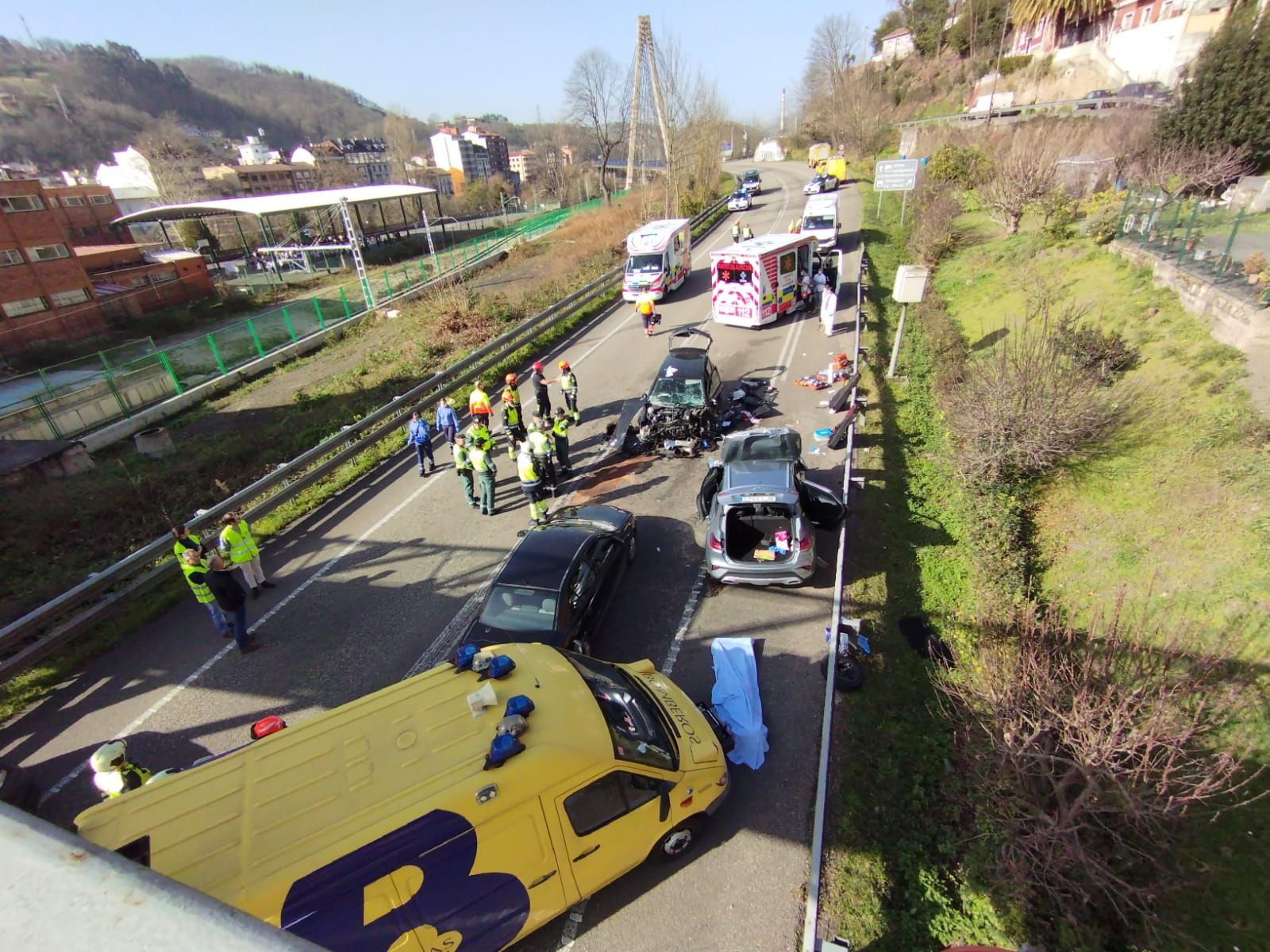 Grave accidente de tráfico en el Corredor del Nalón, con al menos un muerto, un herido muy grave y varios lesionados más