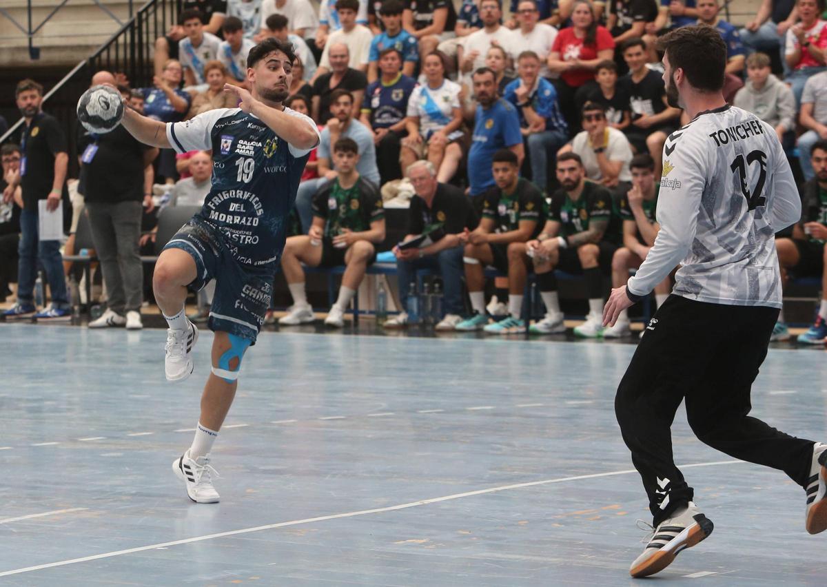 Arnau Fernández se eleva para lanzar ante el meta del Cuenca Tonicher.